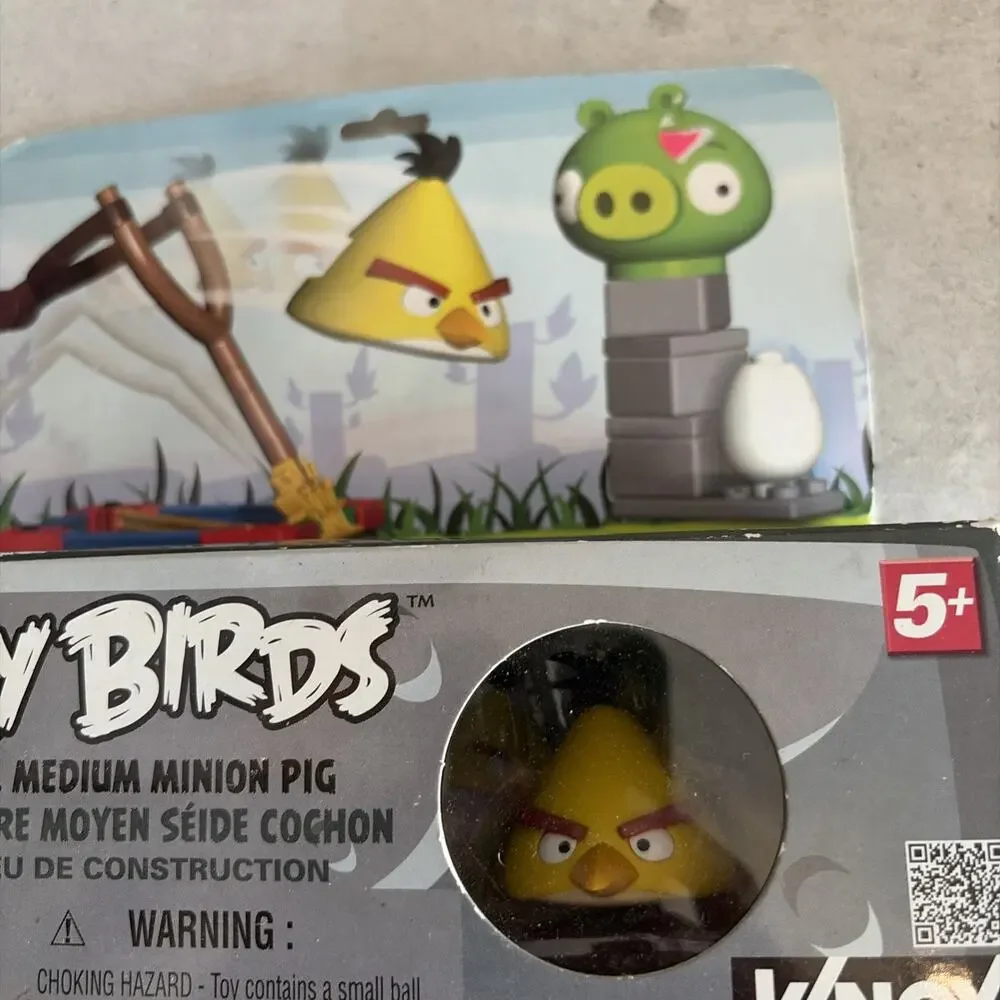 NEW In Box Angry Birds Yellow Bird Vs. Medium Minion Pig K’nex Building